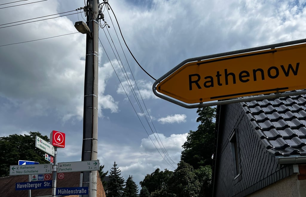 So wie hier in der Mühlenstraße hängen in Schollene noch manche Lampen an den Masten der Freileitung. Sie müssen teuer ersetzt werden.