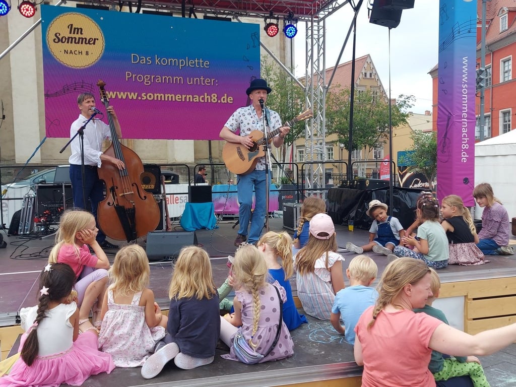 Zum Kinderfest singt Toni Geiling lustige Lieder mit den Kids.