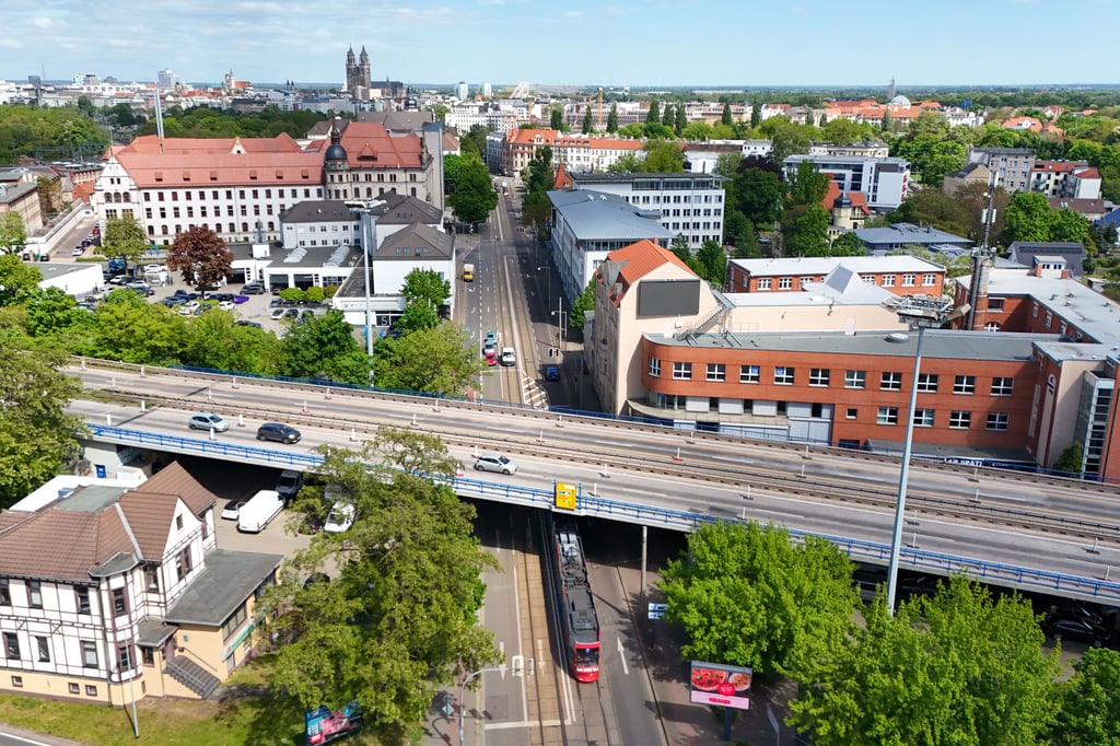 Die Ringbrücke über die Halberstädter Straße in Magdeburg wird ab 7. August gesperrt. Auch darunter darf sich niemand mehr aufhalten.