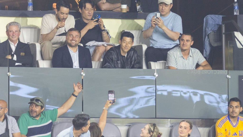 Heung-Min Son (M) verfolgt das Spiel seines neuen Clubs von der Tribüne.