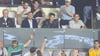 Heung-Min Son (M) verfolgt das Spiel seines neuen Clubs von der Tribüne.