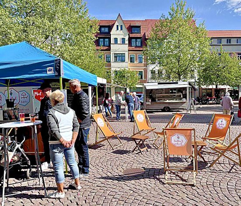 Beim Feierabendmarkt in Bitterfeld werden Sitzgelegenheiten zum Verweilen aufgestellt.