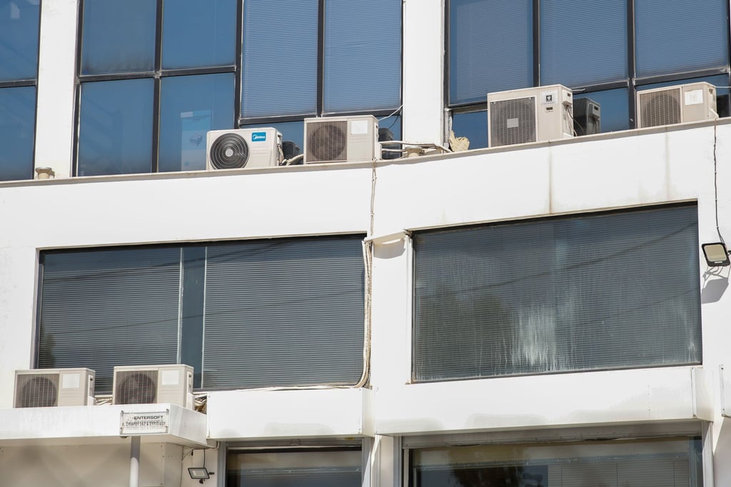 In Deutschland nach wie vor ein eher seltener Anblick: Außengeräte von Klimaanlagen an der Fassade eines Bürogebäudes. (Archivbild)