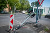 Ein ungesichertes Auto beschädigte an der Kreuzung Weißenfelser Straße/Mertendorfer Weg in Naumburg eine dortige Ampel.  