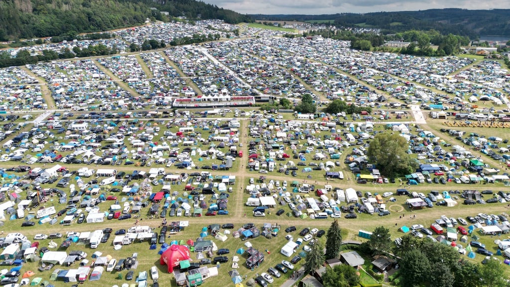 Rund um das Festival entsteht jedes Jahr eine riesige Zeltstadt. (Archivbild)