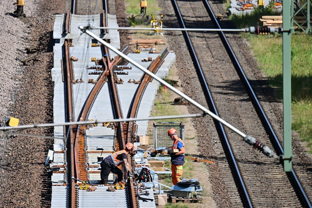 Bei der Generalsanierung zwischen Hamburg und Berlin wird schon an neuen Weichen gearbeitet. Teils wurden sie vor Beginn der Sperrung vormontiert.