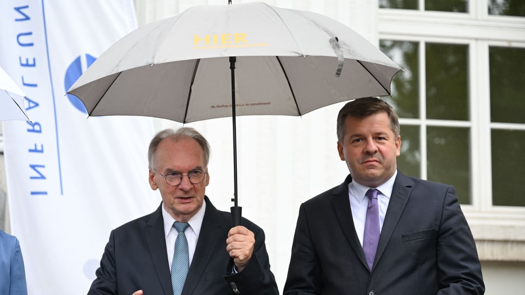 Der Schirmherr: Reiner Haseloff (l.) übergibt den Staffelstab an Wirtschaftsminister Sven Schulze.