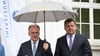 Der Schirmherr: Reiner Haseloff (l.) übergibt den Staffelstab an Wirtschaftsminister Sven Schulze. 