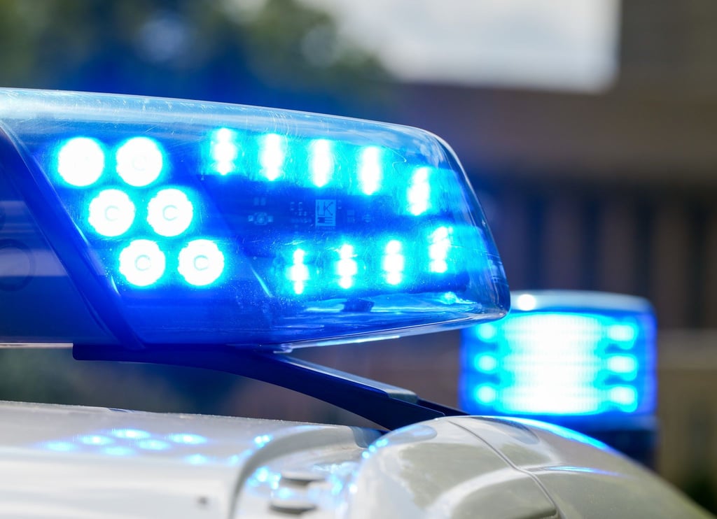 Rettungskräfte brachten den 50-Jährigen in eine Klinik, während die Polizei die Unfallstelle sicherte. (Symbolbild)