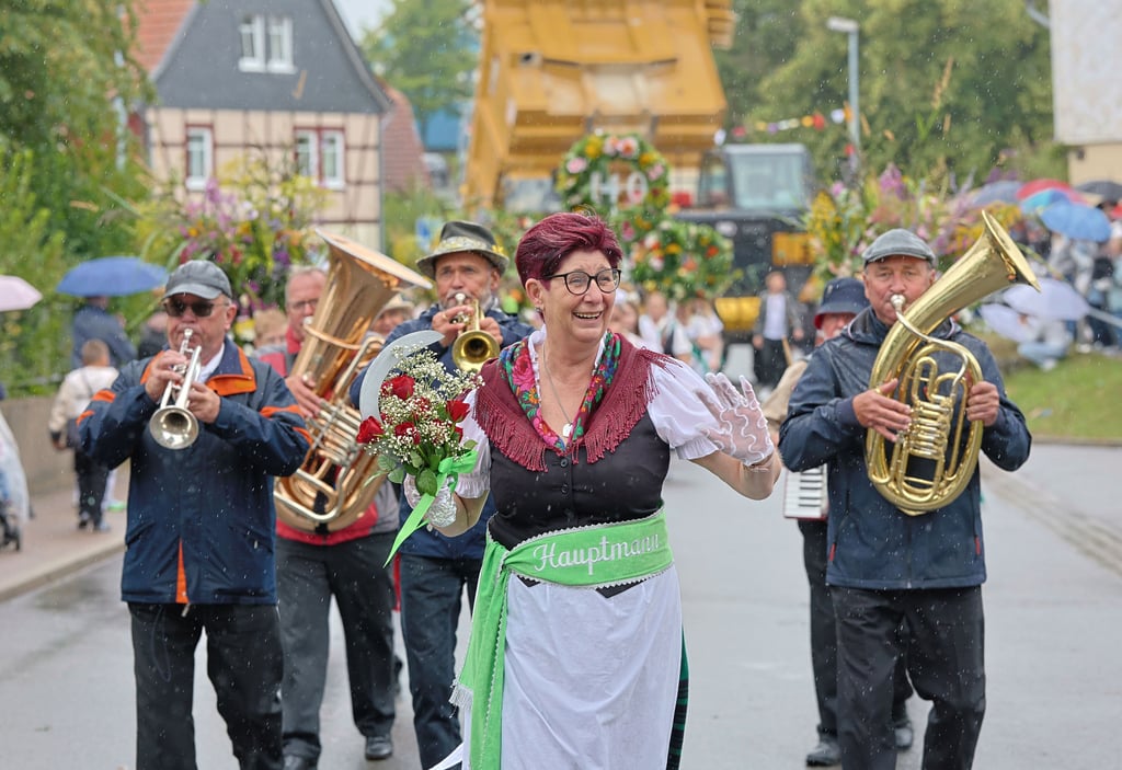 Wie in Hüttenrode 2025 - hier der Festumzug mit Kapelle und Grasedanz-Hauptmann Katrin Kunzelmann -, soll das Harzfest 2026 auch in Hasselfelde ein voller Erfolg werden.