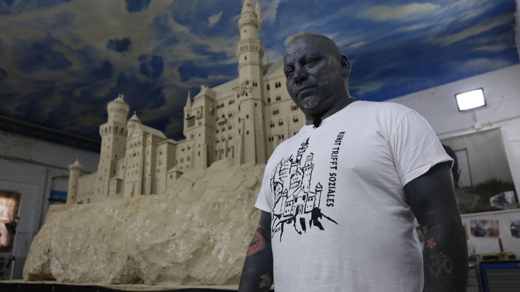 Seit zehn Jahren arbeitet Thomas Doneis an einem Nachbau des Schlosses Neuschwanstein. Jetzt möchte der 57-Jährige sein Lebenswerk für satte 11 Millionen Euro zum Verkauf anbieten.