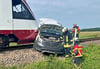 Feuerwehrleute bergen den verunfallten Transporter am Bahnhübergang in Miltern.