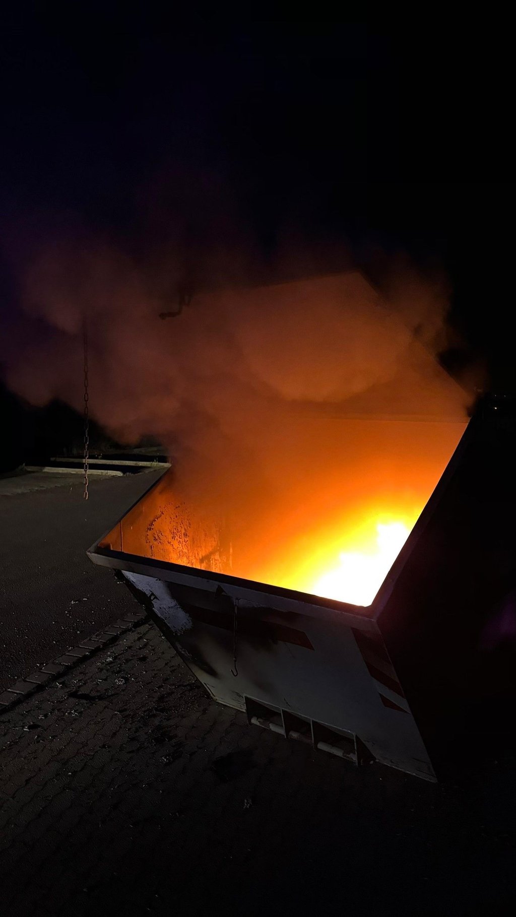Ein Bauabfallcontainer brennt auf dem Parkplatz an der Hainichener Dorfstraße in Zeitz.