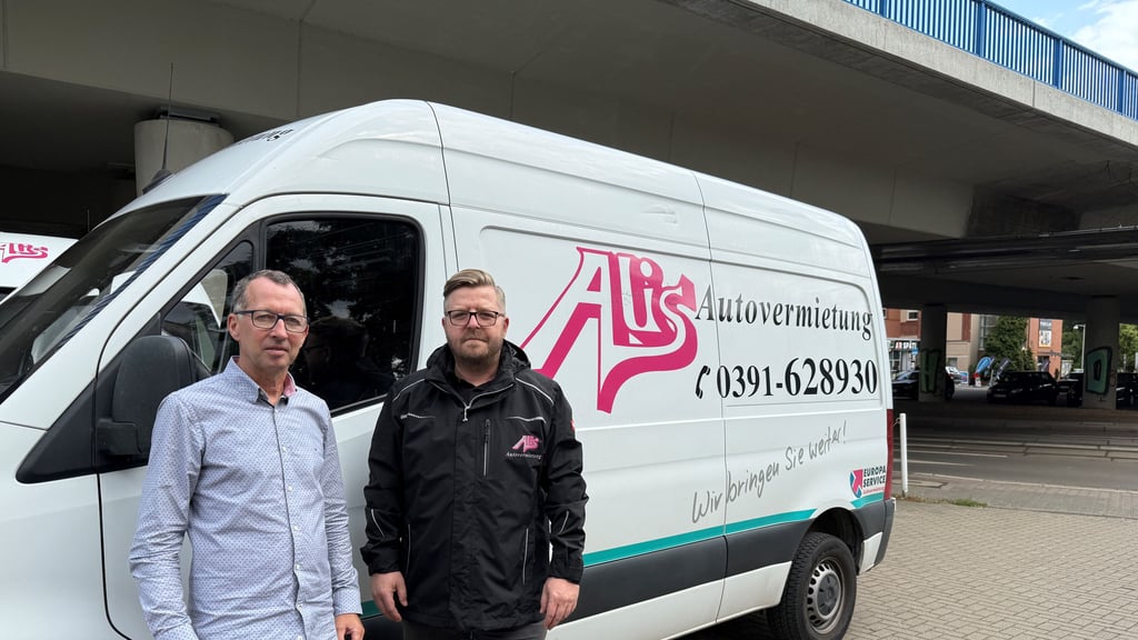 Inhaber Bernd Adelheim (links) zusammen mit Mitarbeiter Michael Krunert auf dem Parkplatz von Alis-Autovermietung. Bei einem Abriss würde die Autovermietung einen Großteil der benötigten Stellflächen für ihre Fahrzeuge verlieren.