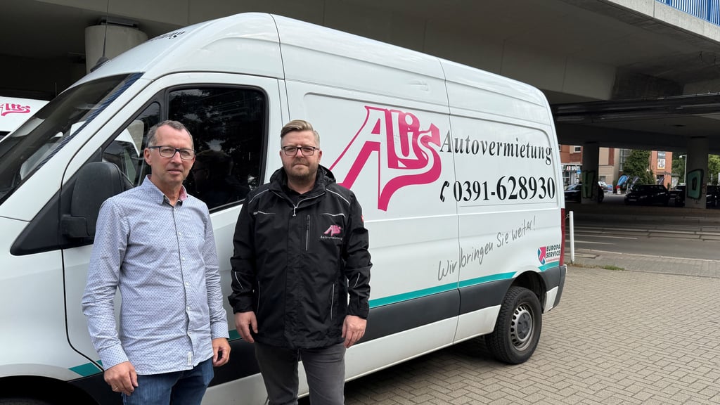 Inhaber Bernd Adelheim (links) zusammen mit Mitarbeiter Michael Krunert auf dem Parkplatz von Alis-Autovermietung. Bei einem Abriss würde die Autovermietung einen Großteil der benötigten Stellflächen für ihre Fahrzeuge verlieren.