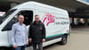 Inhaber Bernd Adelheim (links) zusammen mit Mitarbeiter Michael Krunert auf dem Parkplatz von Alis-Autovermietung. Bei einem Abriss würde die Autovermietung einen Großteil der benötigten Stellflächen für ihre Fahrzeuge verlieren.
