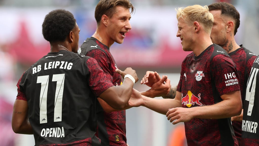 Xaver Schlager (2. v. r.)&nbsp;im Testspiel von RB mit Openda, Orban und Raum.