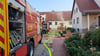 Die Feuerwehr vor dem Haus in Waldersee: In der Küche war dort ein Brand ausgebrochen.