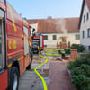 Die Feuerwehr vor dem Haus in Waldersee: In der Küche war dort ein Brand ausgebrochen. Die Feuerwehr konnte den Brand löschen. Das Haus ist aber unbewohnbar.&nbsp;