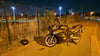 Mit diesem Motorrad ohne Kennzeichen flüchtete der Fahrer in die Raffineriestraße in Halle. Dort kam es zum Unfall. 