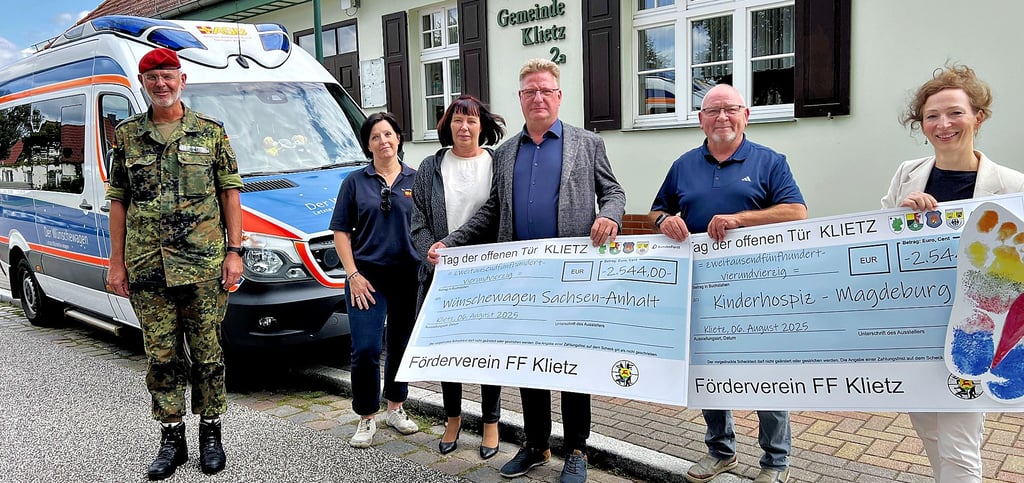Bei der Spendenübergabe in Klietz dabei waren (von links) Kommandeur Roman Jähnel, Ina Schulz, Angela und Torsten Westendorf vom ASB, Vereinsvorsitzender Harald Bauherr sowie Franziska Höppner vom Kinderhospiz.