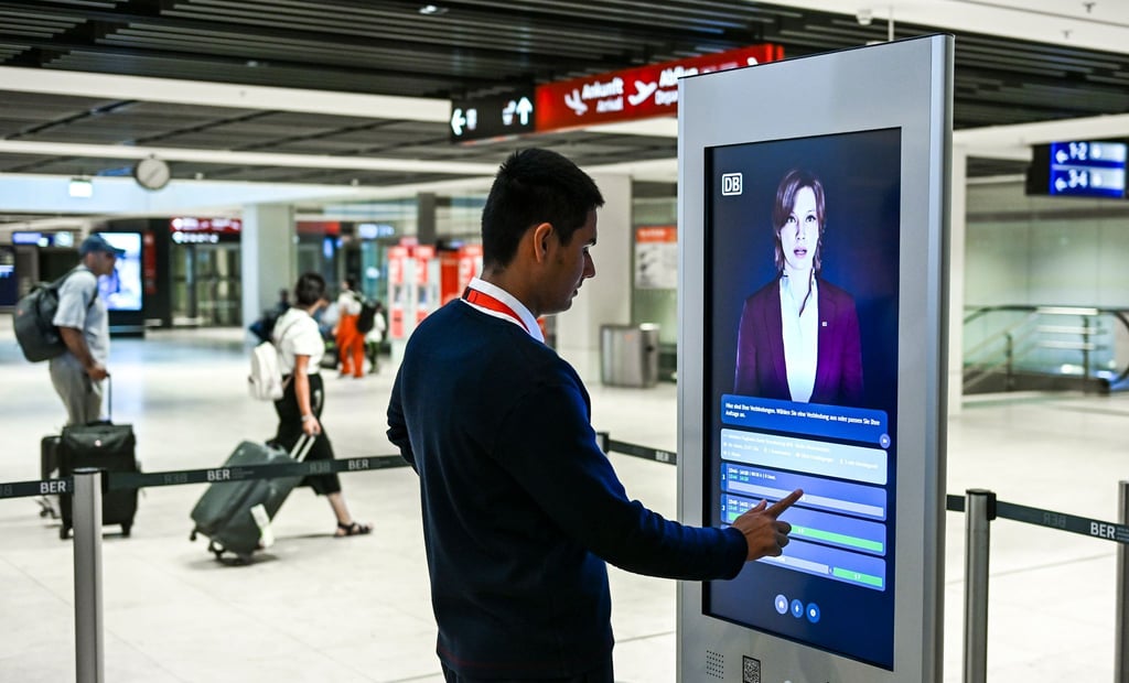 Fahrgäste können sich am Hauptstadtflughafen BER derzeit mit Hilfe von KI-Assistenz „Kiana“ über die nächste Bahnverbindung informieren. (Archivbild)