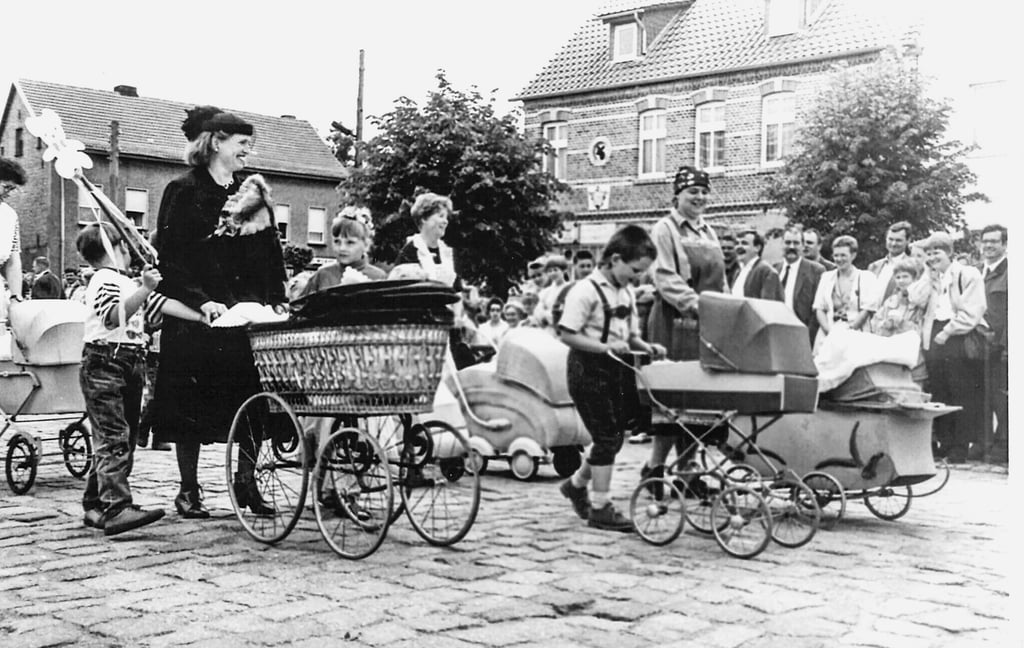 Mit einer ganzen Festwoche werden in Letzlingen sechs Höhepunkte gefeiert. Dazu gehört auch das 655-jährige Bestehen des Heidedorfes. Zünftig gefeiert wurde auch vor 30 Jahren das 625-jährige Bestehen des Ortes, unter anderem mit einem Festumzug durchs Dorf in historischen Kostümen.