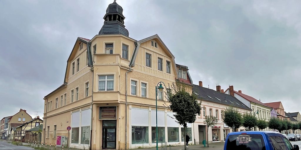 Das Kaufhaus Conitzer (früher auch Berliner Warenhaus genannt) war ein zentraler Lebens- und Arbeitsort. Mehrere jüdische Familien waren Eigentümer dieses bis heute sehr imposanten Objekts in der Tangerhütter Innenstadt.