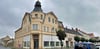 Das Kaufhaus Conitzer (früher auch Berliner Warenhaus genannt) war ein zentraler Lebens- und Arbeitsort. Mehrere jüdische Familien waren Eigentümer dieses bis heute sehr imposanten Objekts in der Tangerhütter Innenstadt.