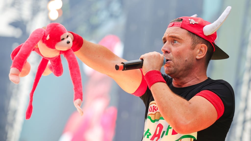 Rote Kappe, weiße Hörner und gute Laune: Lorenz Büffel steht seit fast 20 Jahren auf der Bühne.