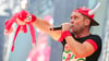 Rote Kappe, weiße Hörner und gute Laune: Lorenz Büffel steht seit fast 20 Jahren auf der Bühne.
