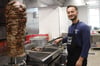 Nach wochenlangen Umbauarbeiten werden im "Syrtaki" in Barleben wieder griechische Spezialitäten serviert. Koch Tristan Zanameti hat die Lamkoteletts auf dem Grill und den Riesendrehspieß für das Gyros voll im Griff.