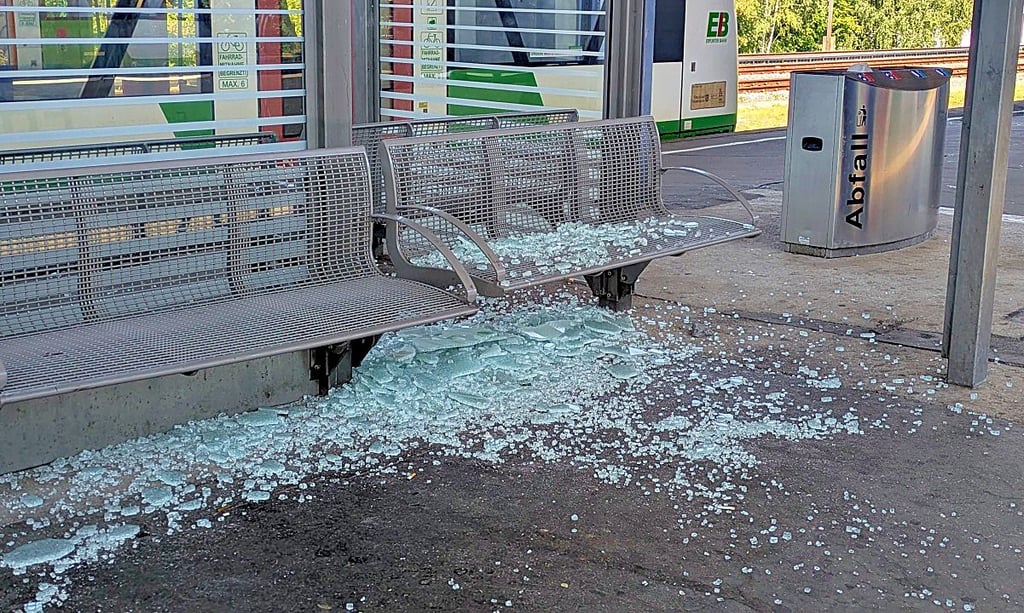 In der Nacht vom Mittwoch zum Donnerstag wurde wieder heftig im Bahnhof randaliert. So sieht es am Bahnsteig von Gleis 7 aus.