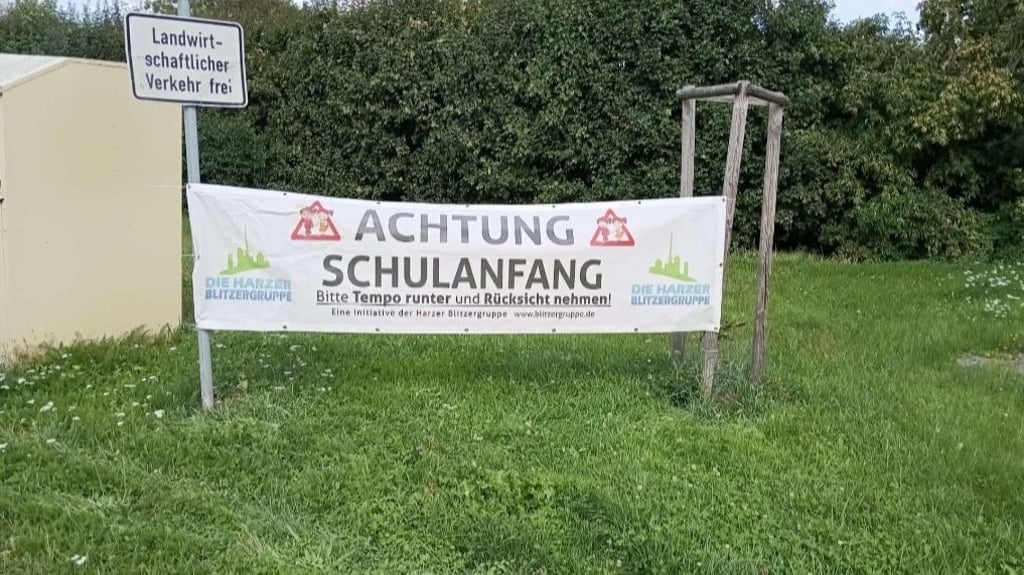 An drei Stellen in Veltheim appeliert die Harzer Blitzergruppe mit Bannern an die Autofahrer, gegenüber den Abc-Schützen besonders rücksichtsvoll zu sein. Eines davon hängt in der Trift an der Ecke zur Hauptstraße, wo der Gehweg bislang nicht weiter geführt wird.