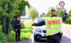 Achtung, Kontrolle: Polizeikommissaranwärter Jonas Stoye (links) und Polizeimeisteranwärter Tom Kaiser prüfen, wer zu schnell durch Kleinwülknitz fährt.