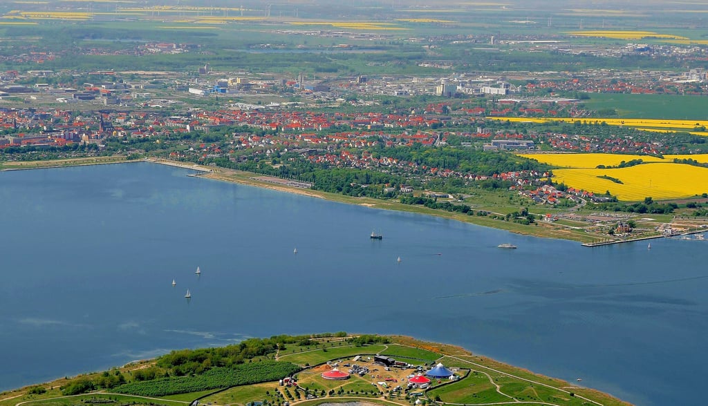 Bitterfeld-Wolfen ist durch die Flutung des ehemaligen Tagebaus zur Stadt am See geworden. Über den Verkauf der Goitzsche wird seit Jahren diskutiert.