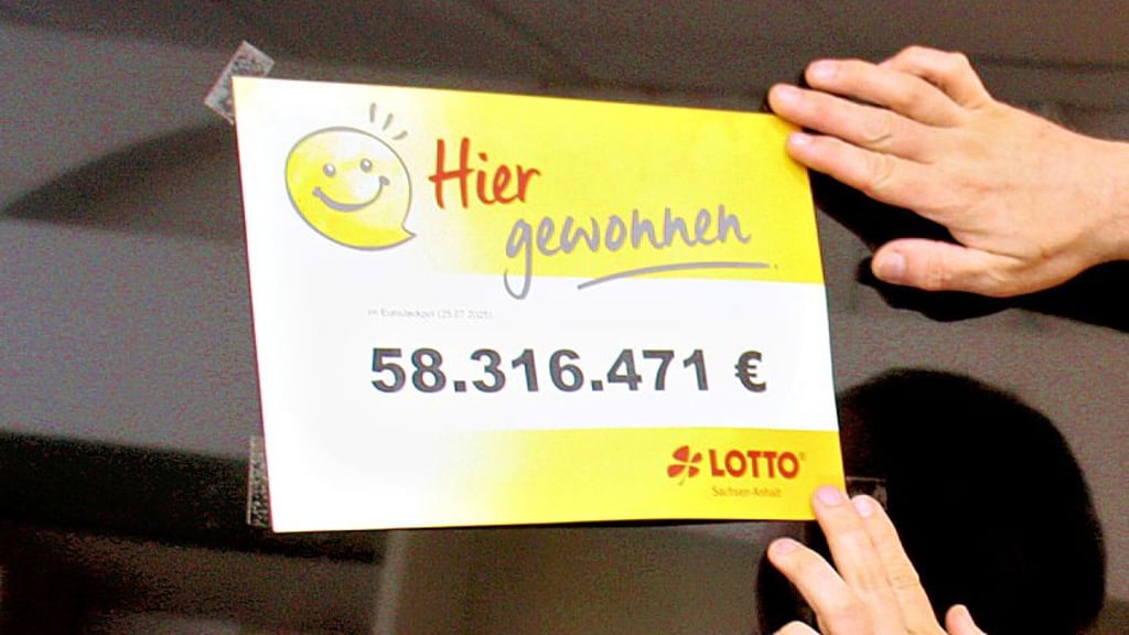 Dieser Zettel hängt in einer Osterburger Lotto-Filiale. Hat ein Tipper aus der Region einen Rekord-Jackpot abgeräumt?