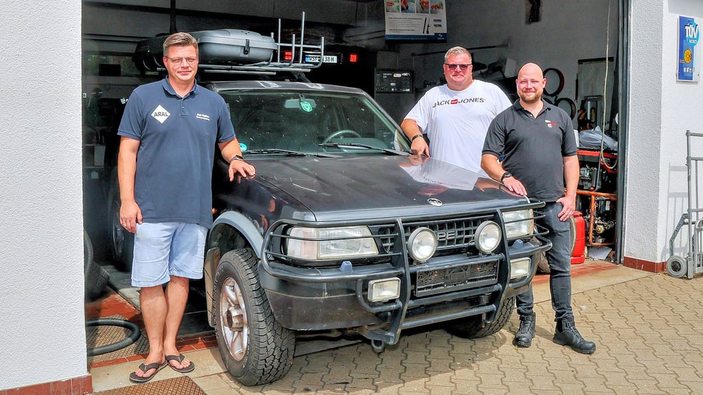 Thomas (v.l.) und Torsten Schubert sowie Gordon Schulze bereiten ihren Opel Frontera in Lützen auf die Rallye „Carbage run“ vor.