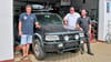 Thomas  (v.l.) und Torsten Schubert sowie Gordon Schulze bereiten ihren  Opel Frontera in Lützen auf die Rallye „Carbage run“  vor.