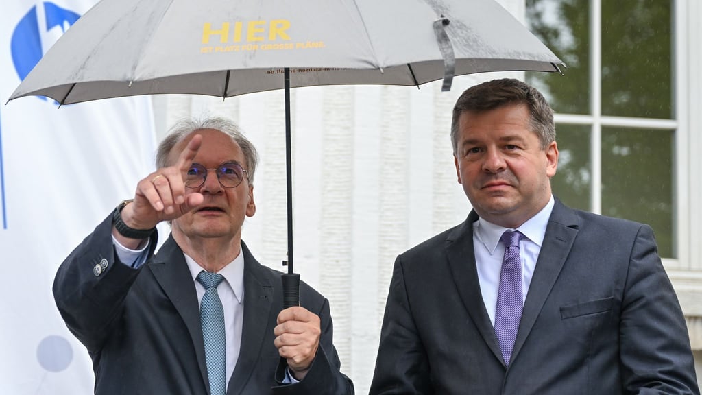 Ministerpräsident Reiner Haseloff (CDU) und Wirtschaftsminister Sven Schulze (CDU). (Archivbild)
