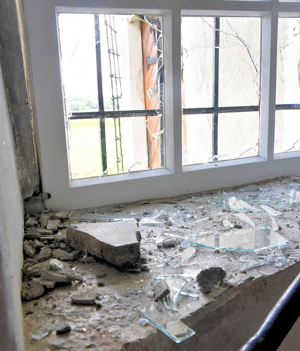 Hier wurden nicht nur die Scheiben eingeworfen, sondern das gesamte Fenster mit roher Gewalt aus der Verankerung gerissen.