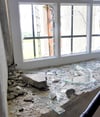 Hier wurden nicht nur die Scheiben eingeworfen, sondern das gesamte Fenster mit roher Gewalt aus der Verankerung gerissen. 