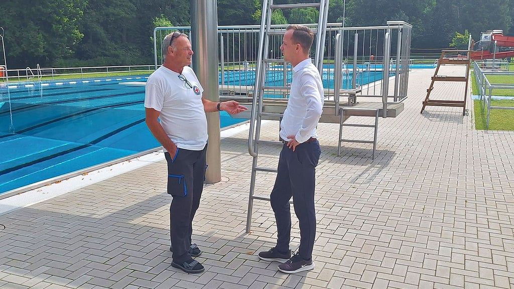 Roland Gille (links) bespricht mit Bürgermeister Alexander Kleine den Ablauf der kommenden Tage im Klötzer Waldbad.