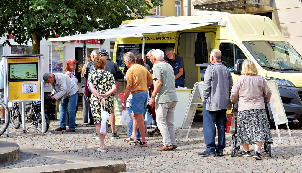 Die Nachfrage war groß: Am Köthener Holzmarkt gaben am 8. Juli insgesamt 92 Haushalte Wasserproben aus dem eigenen Brunnen ab.