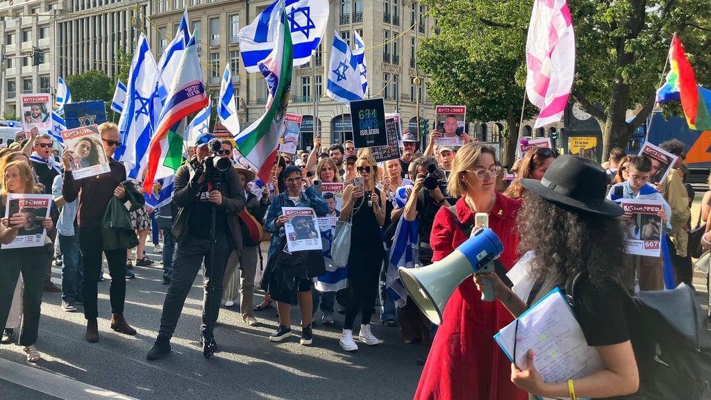 Zahlreiche Menschen nehmen an einer proisraelischen Demonstration in Berlin-Mitte teil.