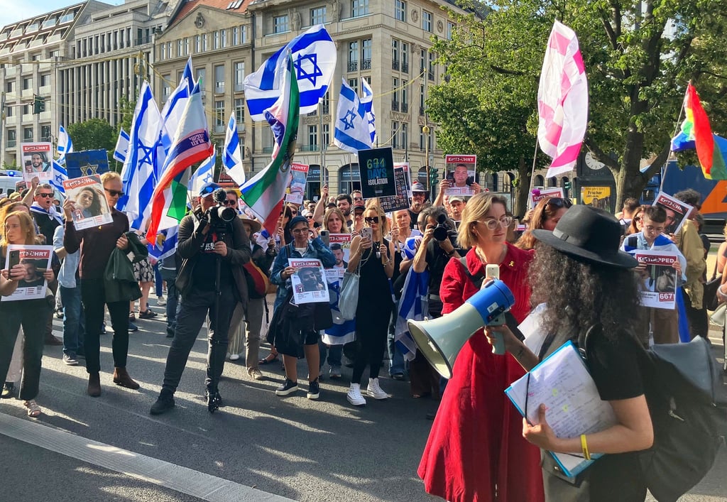 Zahlreiche Menschen nehmen an einer proisraelischen Demonstration in Berlin-Mitte teil.