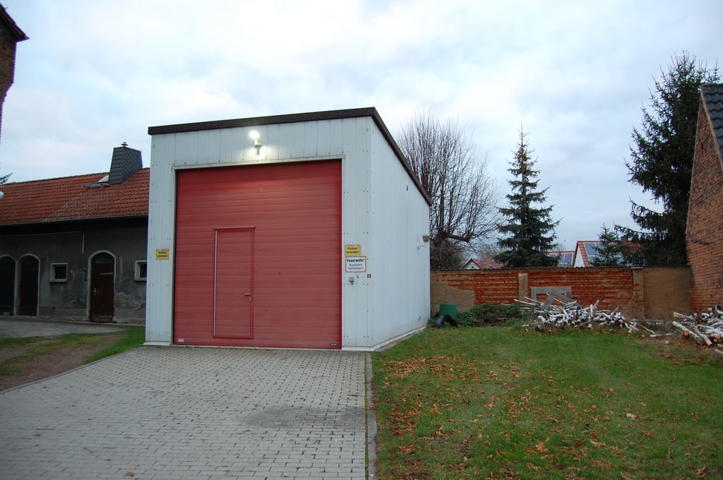 Eine Fertigteilgarage ist das Domizil der bisherigen Feuerwehr Pörsten. Nach der Fusion mit der Feuerwehr Rippach wird ein zweiter Stellplatz nötig.