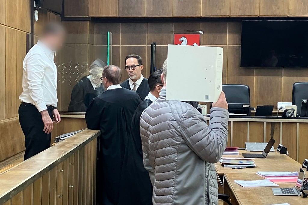 Mit den Plädoyers, möglicherweise dem Urteil war gerechnet worden: Aber der Prozess gegen zwei Polizisten dauert doch länger. (Archivbild)