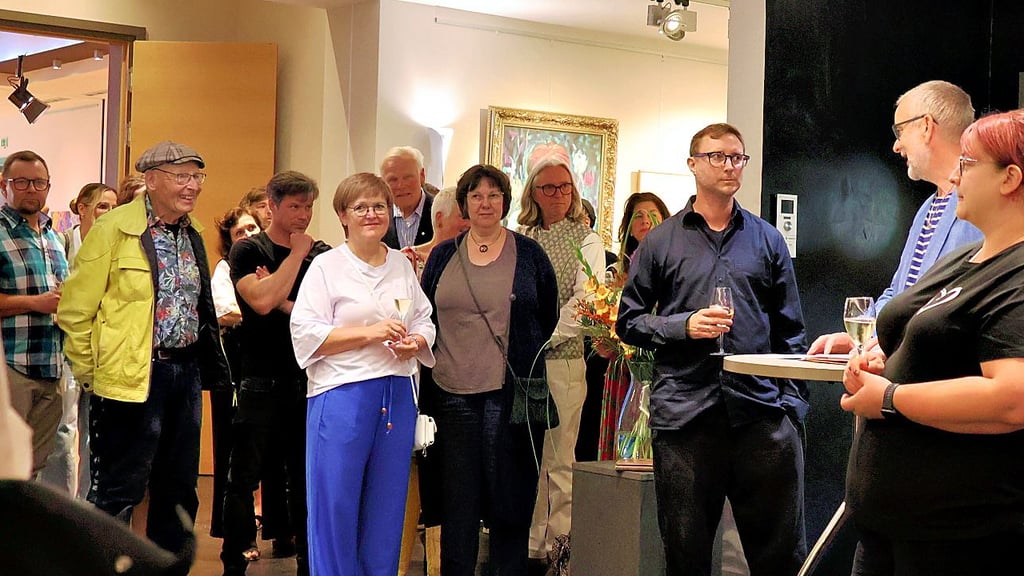 Andreas Lewerken (2. von rechts) sprach mit Künstler Henry Korwald bei der Vernissage in Havelberg im Arthotel.