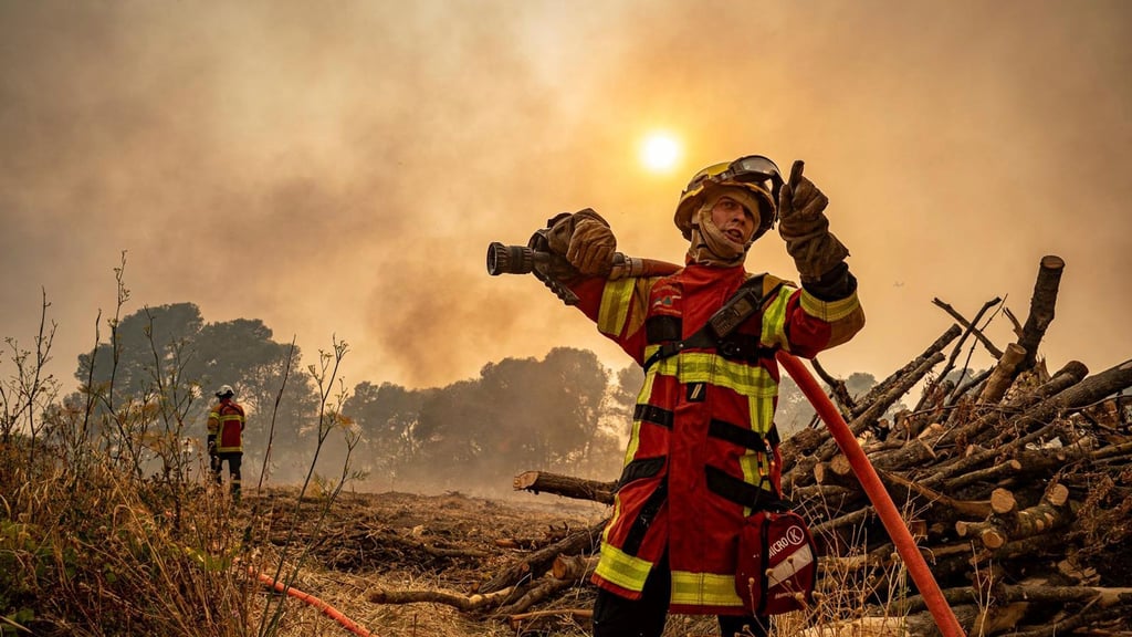 Die Feuerwehr kämpft in Südfrankreich weiter gegen die Flammen.